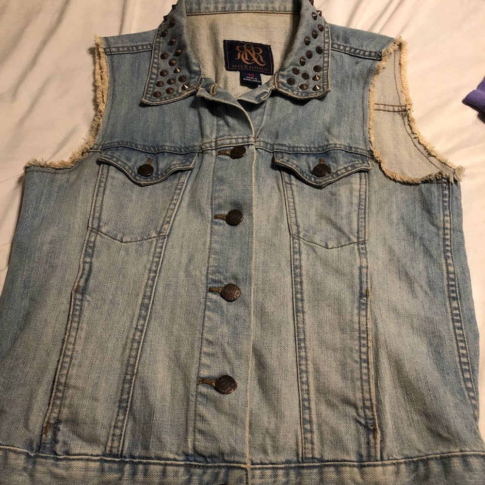 ❤️ Rock & Republic Jean jacket studded collar sz M